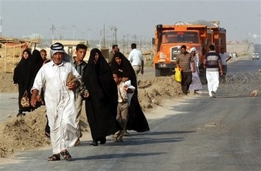 Residents flee the fighting in Diwaniya Monday August 28th 2006