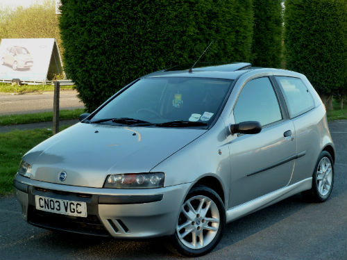 File:Fiat Punto 188 seres pre and post facelift.JPG - Wikimedia Commons