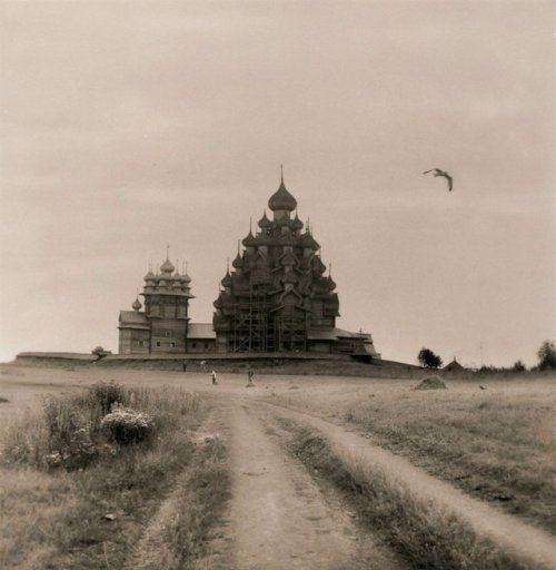 hauntedbystorytelling:
“  Alexander Tkachev :: The 22-dome Transfiguration Church and the 9-dome Intercession Church, Kizhi Pogost, Kizhi island, Lake Onega in the Republic of Karelia, Russia, 1979 / source
more [+] by this photographer
”