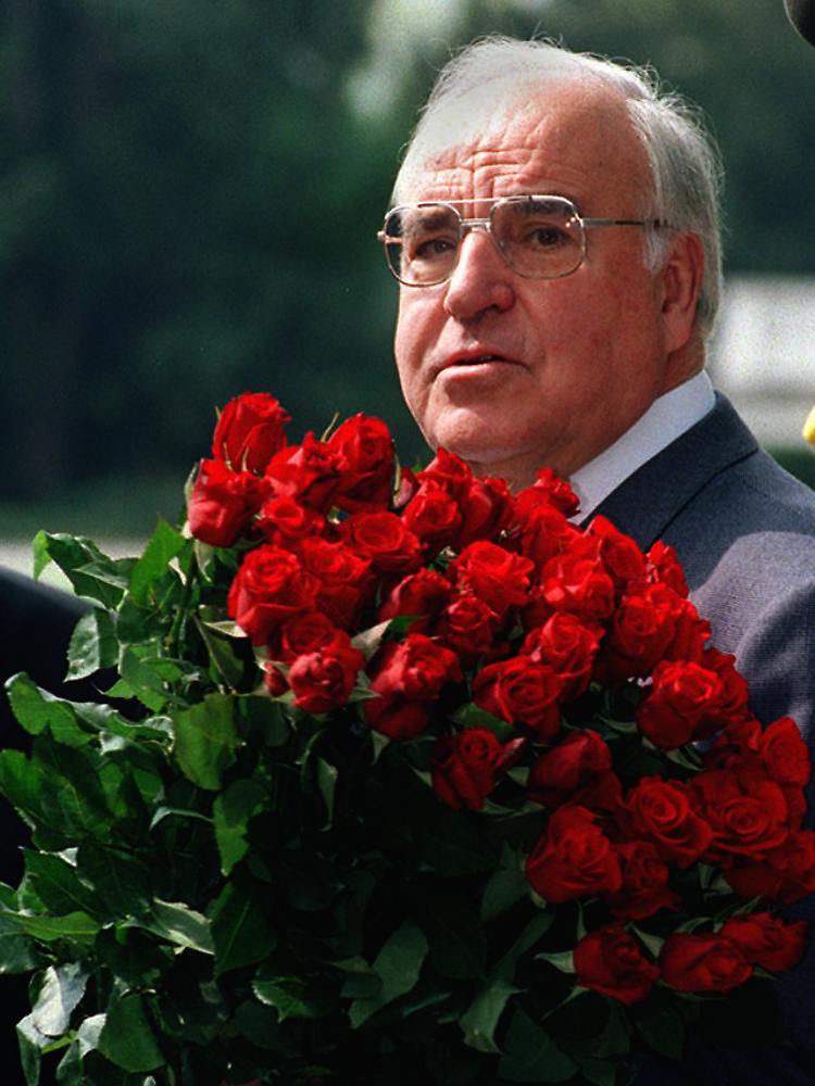 Helmut Kohl mit einem Strauß Rosen