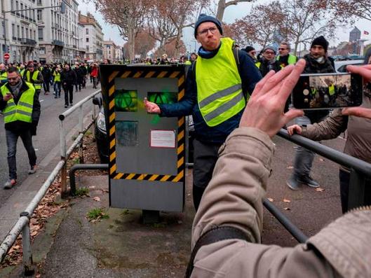 Yellow vests - fuel protest day of action in France  - Page 1 - News, Politics & Economics - PistonHeads