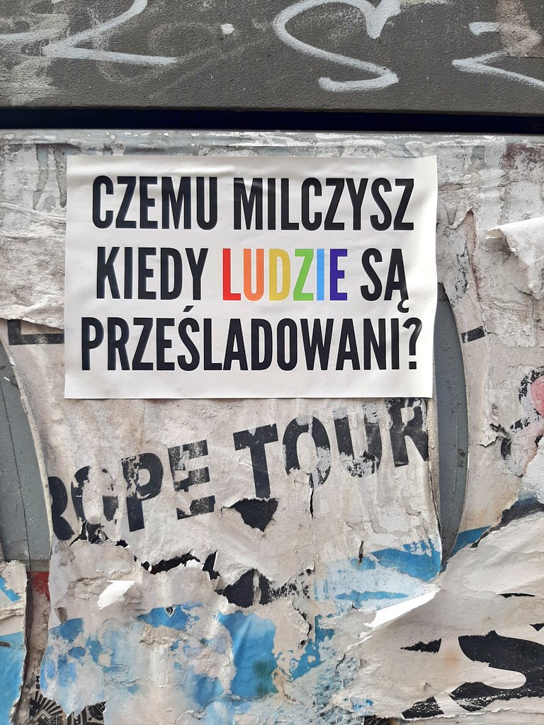 Wlepka z napisem "Czemu milczysz kiedy ludzie są prześladowani?", słowo "ludzie" jest w tęczowych barwach.