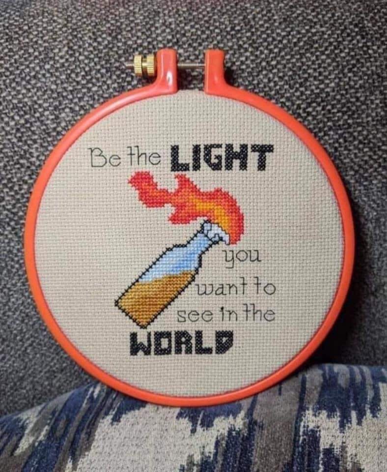 Może być zdjęciem przedstawiającym w budynku i tekst „Be the LIGHT you want to see in the WORLD”