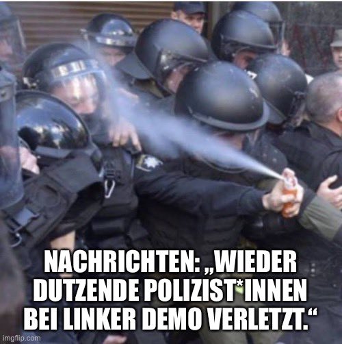 Bild: eine Gruppe von Polizist*innen in Demo Montur. 1 Polizist*in aus der Gruppe sprüht Pfefferspray in die Polizeigruppe hinein.

Text:

Nachrichten: „Wieder Dutzende Polizist*innen bei linker Demo verletzt.“