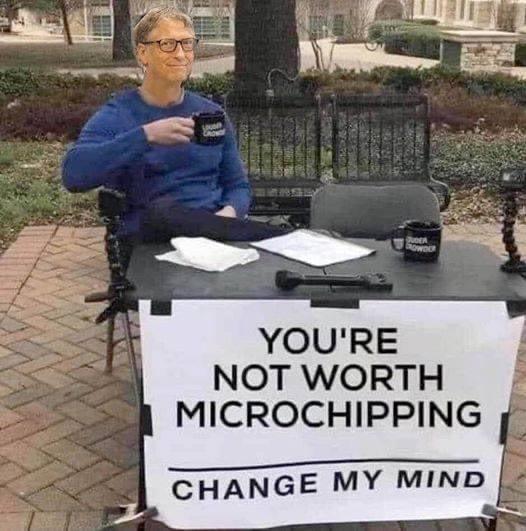 Obraz mo?e zawiera?: 1 osoba, na zewn?trz, tekst ?YOU'RE NOT WORTH MICROCHIPPING CHANGE MY MIND?