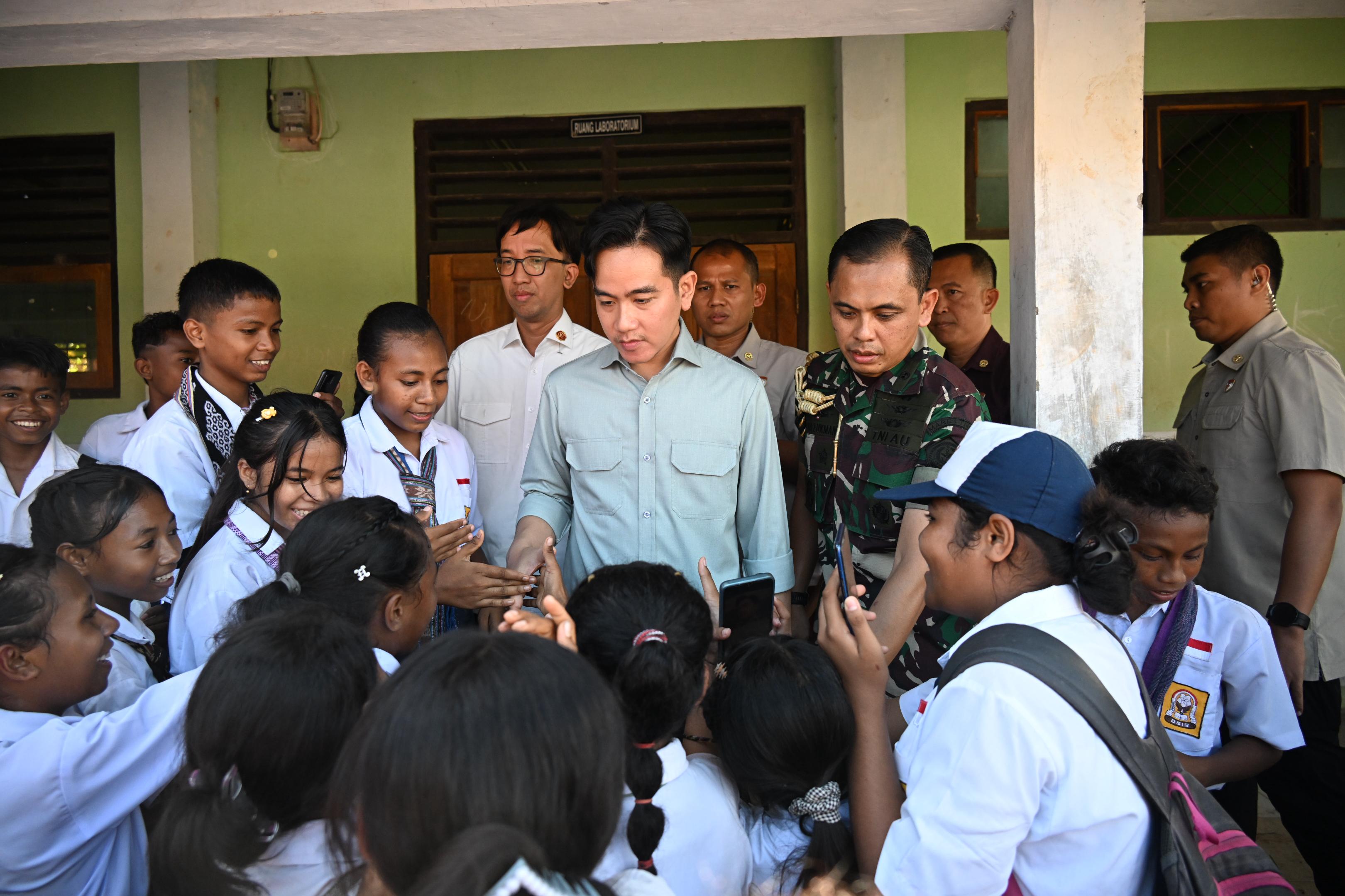 Wapres RI, Gibran Rakabuming Raka bersama siswa SDI Kaniti