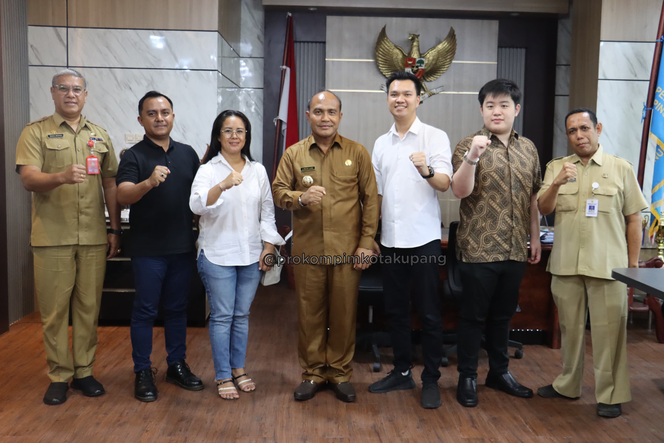 Pose bersama pengurus HIPMI Kota Kupang.