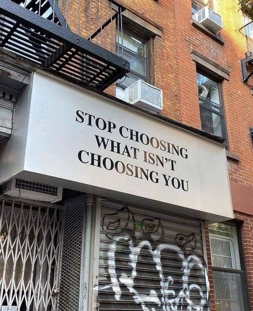 Obraz może zawierać: na zewnątrz, tekst „a STOP WHAT CHOOSING ISN'T CHOOSING YOU NGFOT”