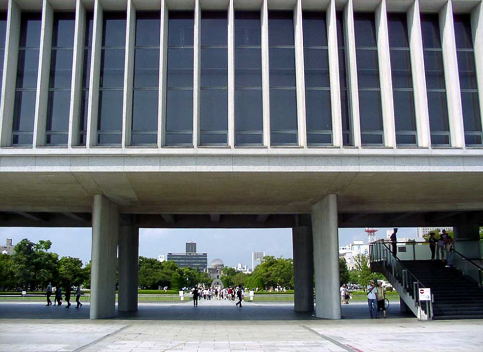 https://upload.wikimedia.org/wikipedia/commons/8/8e/Hiroshima_Peace_Memorial_Museum_facade.jpg