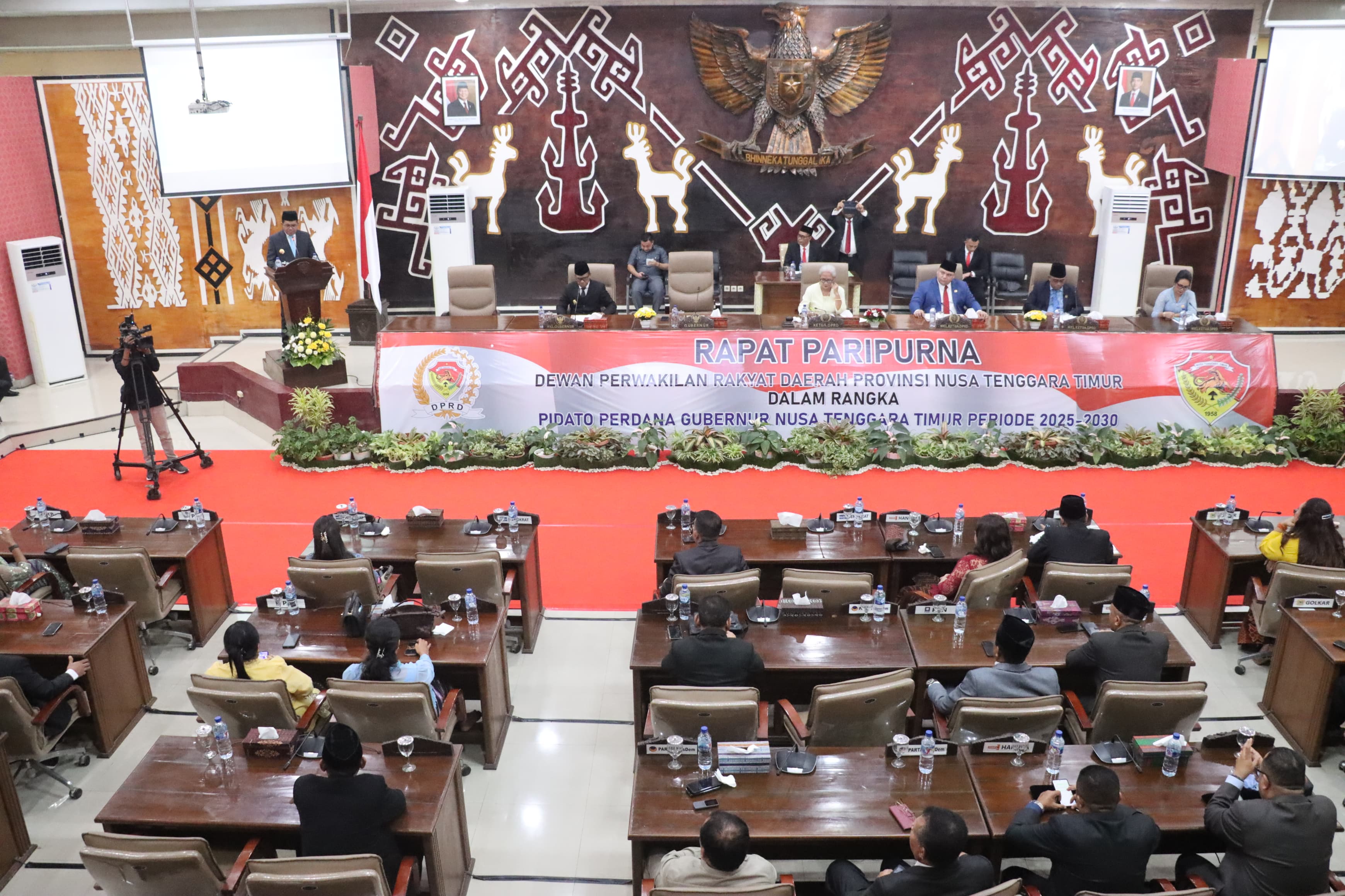 Suasana Rapat Paripurna Perdana DPRD NTT bersama Gubernur dan Wakil Gubernur NTT, Melki Laka Lena dan Jhoni Assadoma.