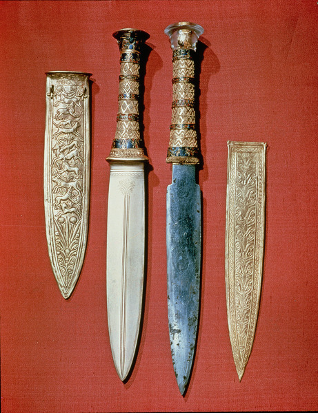 https://egypt-museum.com/post/162813838661/daggers-of-tutankhamun
Daggers of Tutankhamun
Pair of ceremonial daggers discovered by Howard Carter in 1925 within the burial wrappings of the king, from the tomb of Tutankhamun (KV62). Made from gold and...