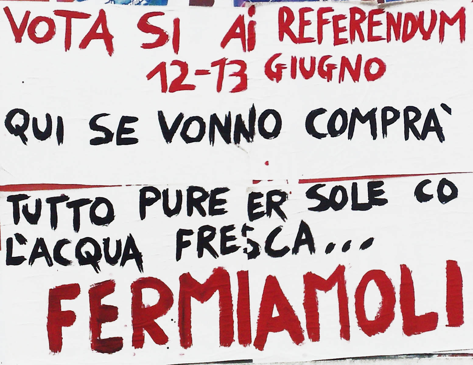 The image shows a homemade sign with a political message. The sign is largely white and is bordered by red at the top and bottom. It is written in Italian, featuring a date and a directive. The date is 12-13 March and the directive is to vote "Fermo" (as in 'freeze'), which is Fermiamoli, a common phrase in Italian politics suggesting the abstention from voting. The tone of the sign is urgent and the message is clear: do not vote for the Ferramoli party in the upcoming elections. The handwriting appears a bit hastily, emphasizing the importance of the message over style.