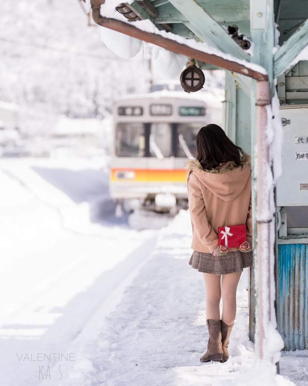 Może być zdjęciem przedstawiającym co najmniej jedna osoba, ludzie stoją, na świeżym powietrzu i tekst „代 VALENTINE”